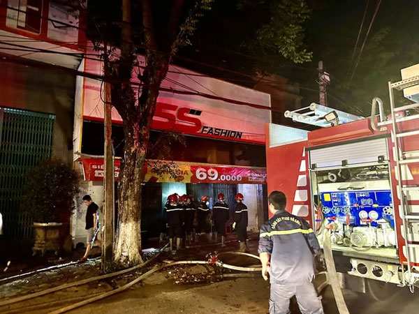 Nhiều người hốt hoảng khi lửa phát ra từ 1 cửa hàng không người trông coi-2