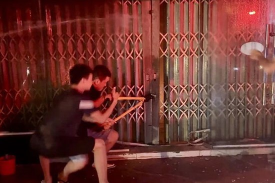 Nhiều người hốt hoảng khi lửa phát ra từ 1 cửa hàng không người trông coi