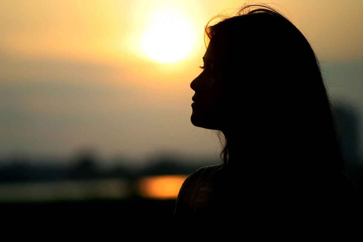 Vợ thu nhập cao hơn mình, chồng tôi khó chịu ra mặt-1