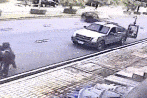 Clip: Ô tô mất lái lao loạn xạ trên phố, gia đình 4 người thoát chết