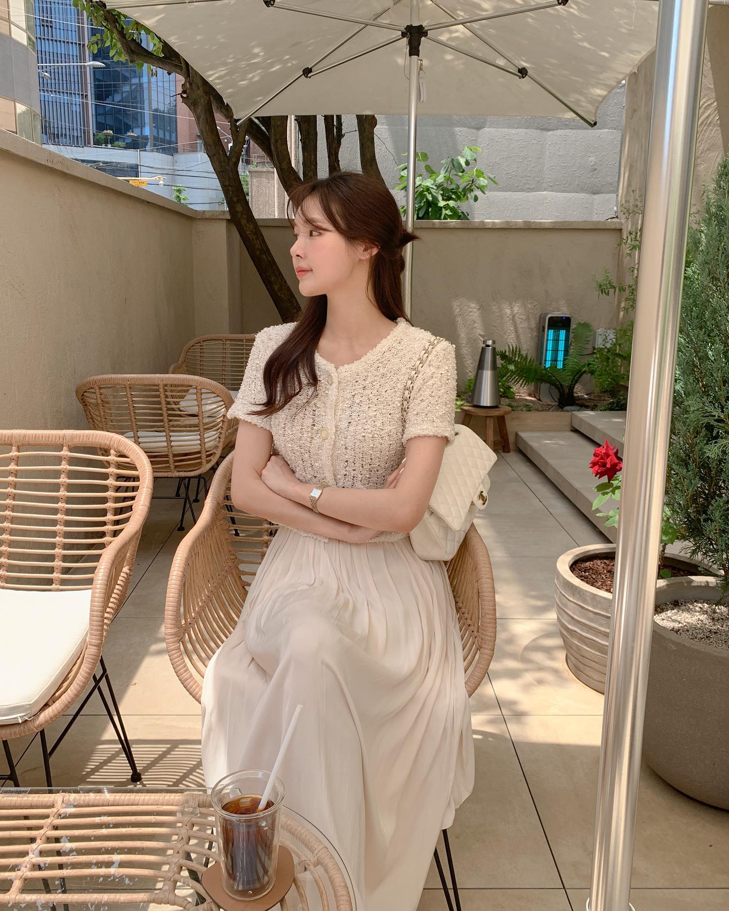 4 mẫu áo sáng màu nên sắm để phong cách thêm trẻ trung-4