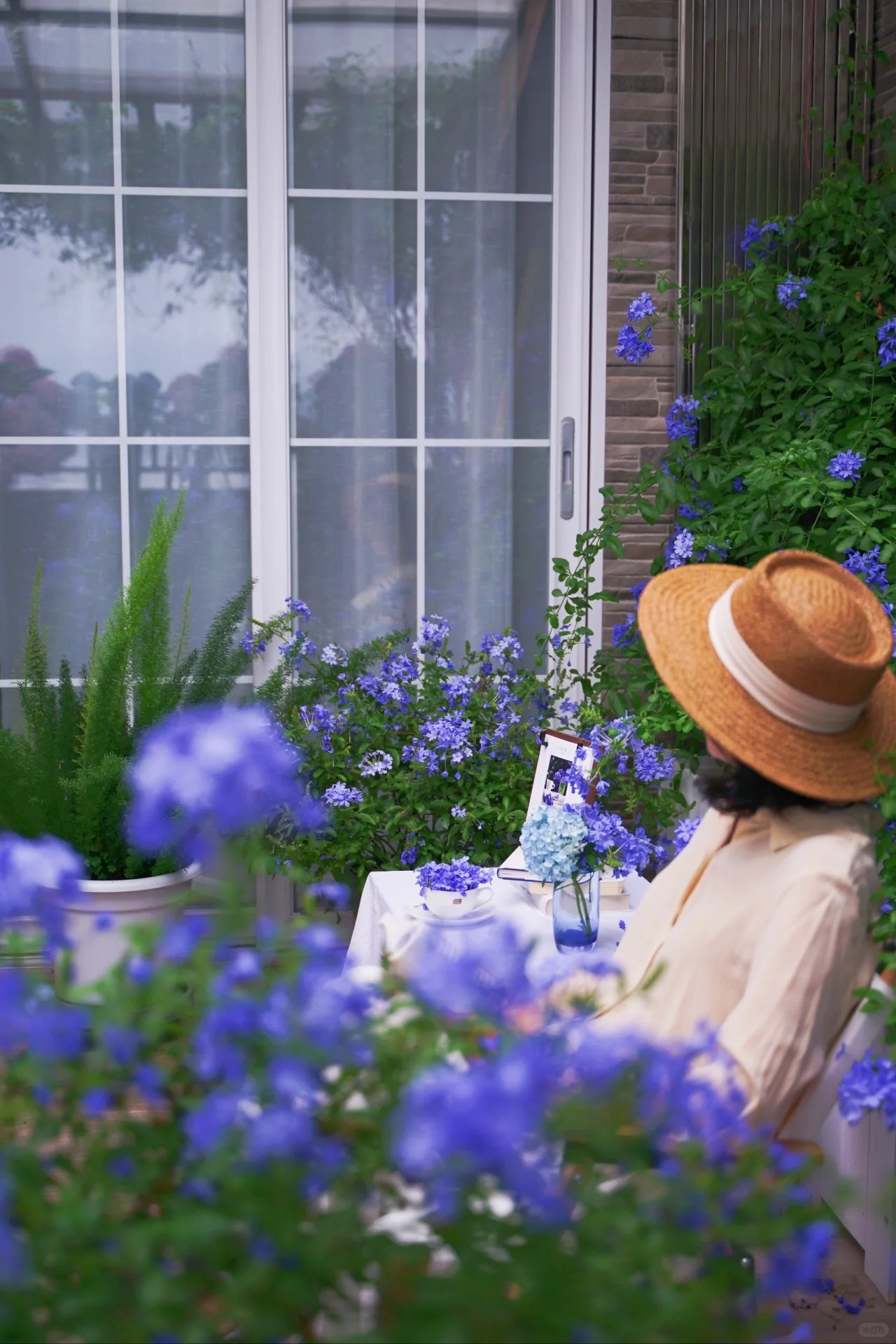 Cô gái mang cỏ lên trồng ở sân thượng, mùa hè không cần phải ra công viên vẫn có chỗ picnic siêu xinh-3