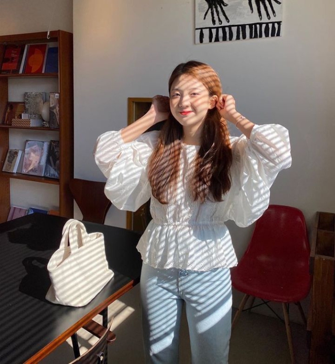 Kiểu áo sắp sửa ‘’chiếm sóng’’ mùa thu, nàng mặc đi làm hay đi chơi đều hợp lý-1