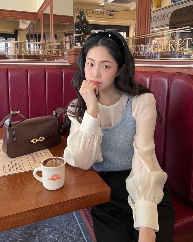 Kiểu áo sắp sửa ‘’chiếm sóng’’ mùa thu, nàng mặc đi làm hay đi chơi đều hợp lý-10