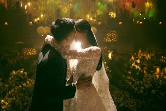 Tiệc tối hôn lễ Á hậu Phương Anh: Cô dâu rơi nước mắt khi vào lễ đường, lộ 1 chi tiết cực tinh tế