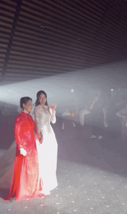 Tiệc tối hôn lễ Á hậu Phương Anh: Cô dâu rơi nước mắt khi vào lễ đường, lộ 1 chi tiết cực tinh tế-1