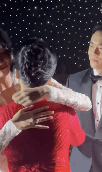 Tiệc tối hôn lễ Á hậu Phương Anh: Cô dâu rơi nước mắt khi vào lễ đường, lộ 1 chi tiết cực tinh tế-2