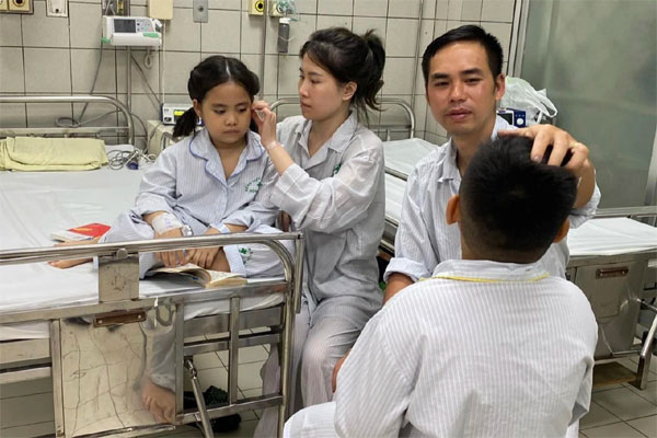 Cháy chung cư: Bé gái sống sót nhờ hàng xóm cứu, được hoa hậu nhận nuôi-3