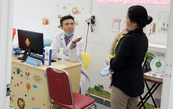 Bác sĩ: Cần phân biệt đau mắt đỏ do virus hay vi khuẩn, có các triệu chứng sau phải đi khám ngay-1