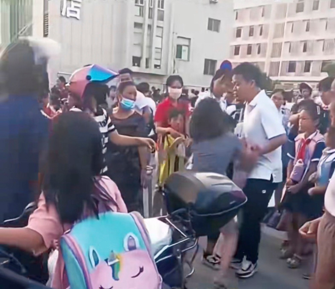 Cuộc chiến hậu ly hôn: Bố mẹ tranh giành con trai sau giờ con tan học-1