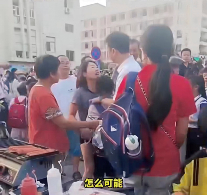 Cuộc chiến hậu ly hôn: Bố mẹ tranh giành con trai sau giờ con tan học-2