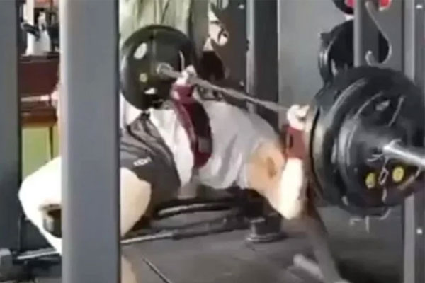 Bị thanh tạ nặng 100kg đè lên cổ, chàng trai 25 tuổi chết tại phòng gym-1