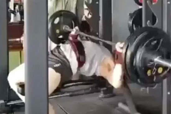 Bị thanh tạ nặng 100kg đè lên cổ, chàng trai 25 tuổi chết tại phòng gym