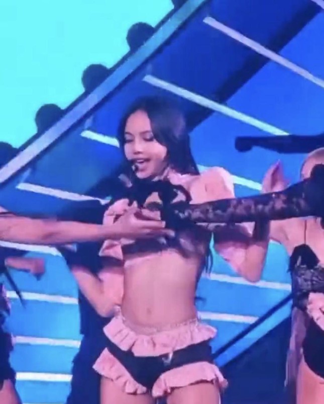 Lisa (BlackPink) diện váy siêu ngắn, bị lộ nội y-1