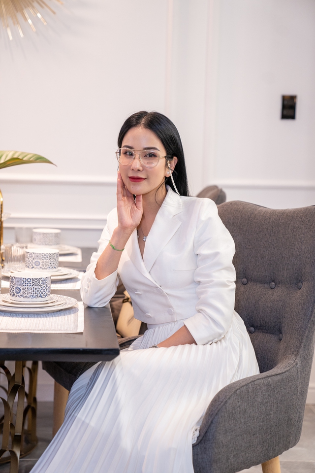 Sau 1 lần vắng mặt, Diệp Lâm Anh được bạn thân hộ tống đến phiên toà phúc thẩm ly hôn-5