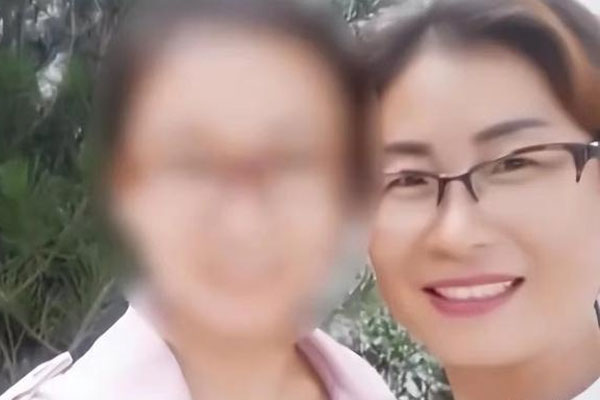 Phát hiện cảnh tượng đáng sợ trong cũi, mẹ vội vàng bế con tháo chạy-1