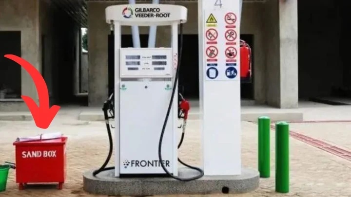 Tại sao cây xăng thường có các thùng cát lớn gần trụ bơm xăng?-1