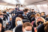 Tại sao hành khách không được xuống máy bay ngay sau khi hạ cánh?