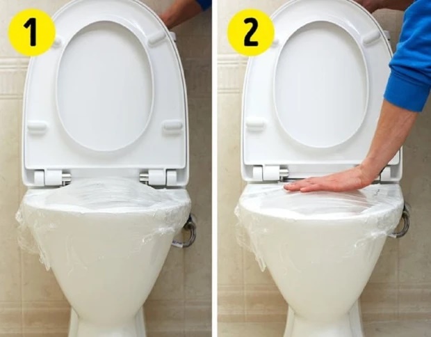 How to unclog a toilet with a nylon bag-2