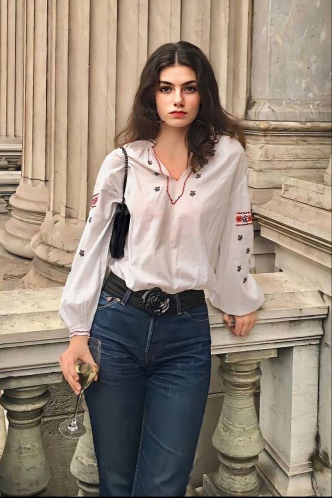 Phụ nữ Pháp đang rất chuộng 4 kiểu áo tay dài này để mặc mỗi khi ra đường-9