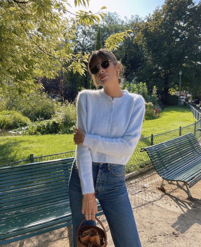 Phụ nữ Pháp đang rất chuộng 4 kiểu áo tay dài này để mặc mỗi khi ra đường-13