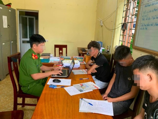 Xôn xao clip thanh niên đến nhà bạn gái chơi bị trai làng vây đánh-3