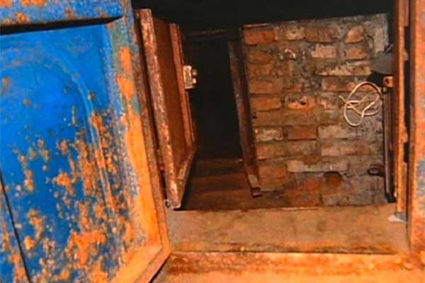 Bí ẩn dựng tóc gáy trong căn hầm tra tấn của những kẻ sát nhân-3