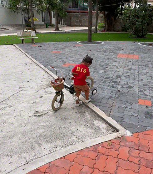 Lisa và Leon đạp xe rõ đáng yêu nhưng câu nói dạy con của Hồ Ngọc Hà mới là điểm nhấn-4