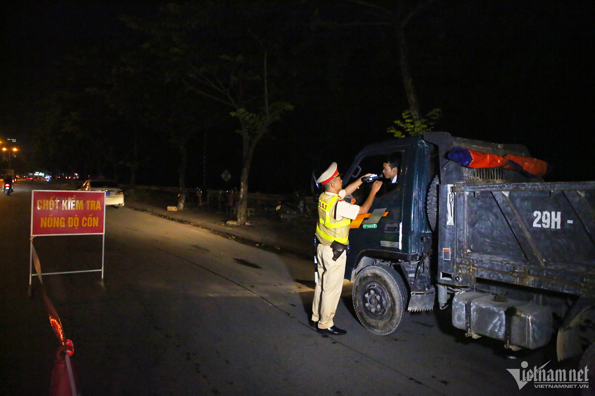 Không chấp hành đo nồng độ cồn, nam tài xế ở Hà Nội bị xử phạt 56,5 triệu đồng-1