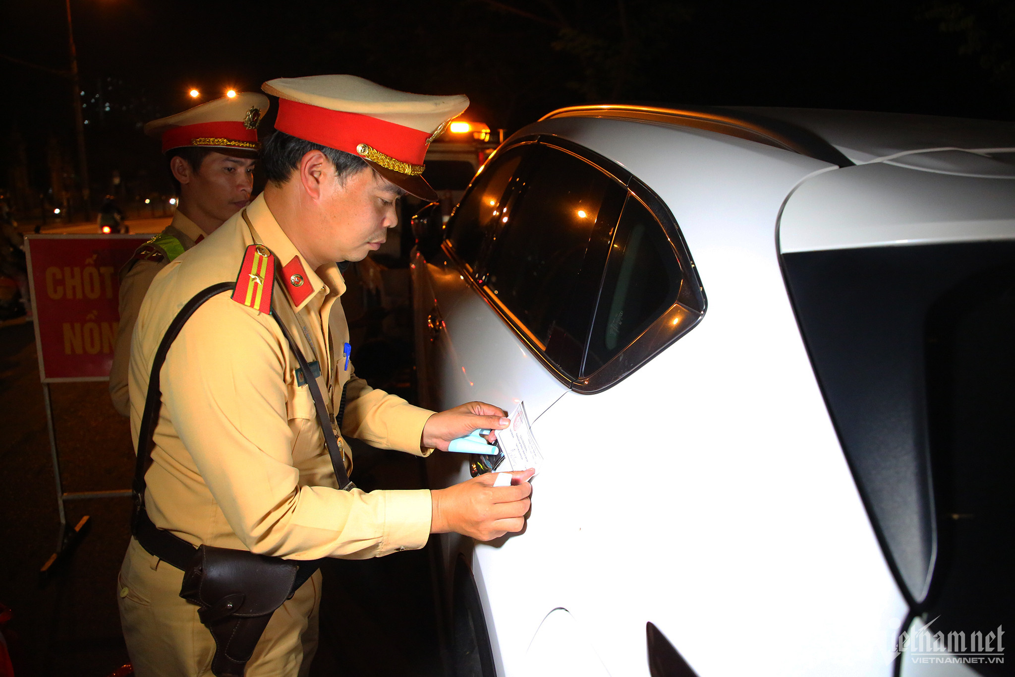 Không chấp hành đo nồng độ cồn, nam tài xế ở Hà Nội bị xử phạt 56,5 triệu đồng-7