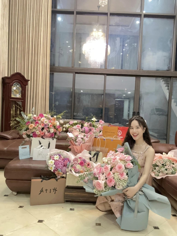 Nữ MC khoe được chồng Tiến sĩ bao một tầng của nhà hàng để tổ chức sinh nhật, đáp trả câu hỏi khó về việc tiêu tiền chồng-5