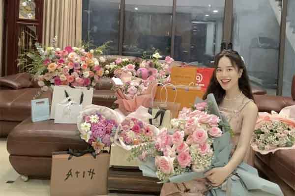 Các ông chồng thiếu gia thay đổi thế nào sau khi cưới hot girl: Người đưa vợ lên thành bà hoàng, người thì đam mê trêu vợ-8