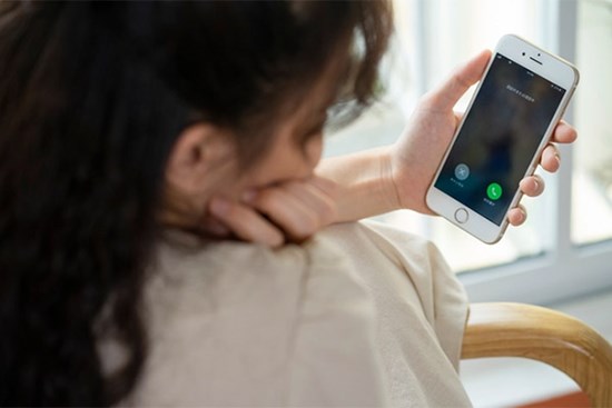 Kiểm tra camera, tôi sửng sốt khi thấy anh hàng xóm đang nấu ăn trong nhà mình