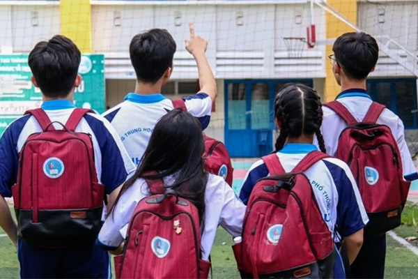 Chuyện thật như đùa: Phụ huynh một trường học suýt ngất khi thấy đồng phục mới của con, trông y như vải liệm!-2