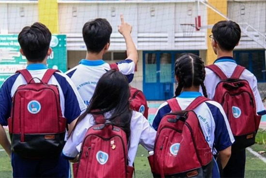 Không chỉ quần áo, ba lô và nhãn vở cũng đồng phục, phụ huynh than trời