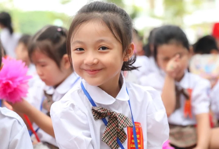 Không chỉ quần áo, ba lô và nhãn vở cũng đồng phục, phụ huynh than trời-1