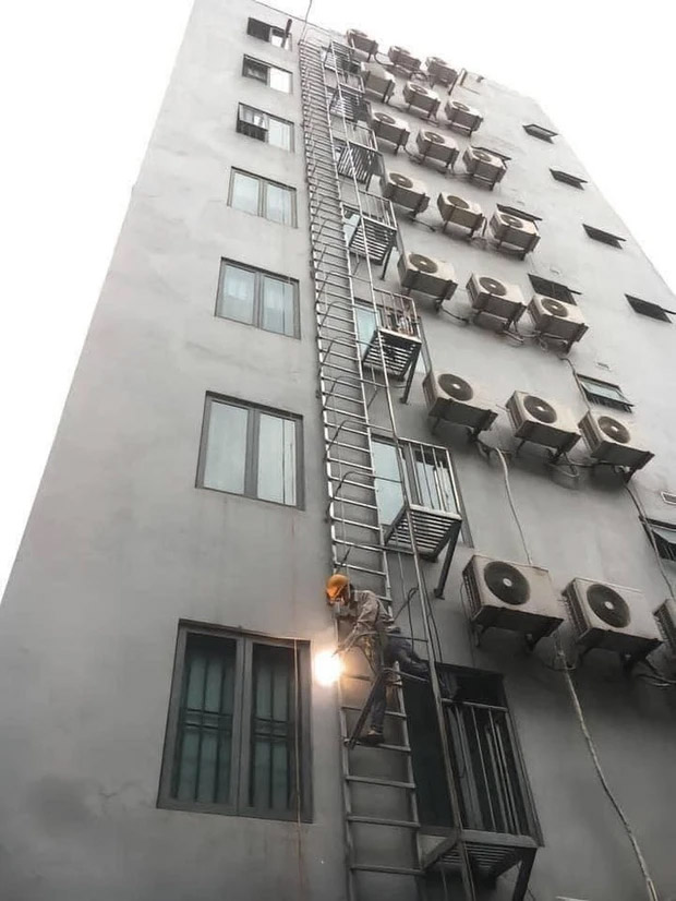 Xôn xao về hình ảnh thang thoát hiểm tại chung cư mini-1