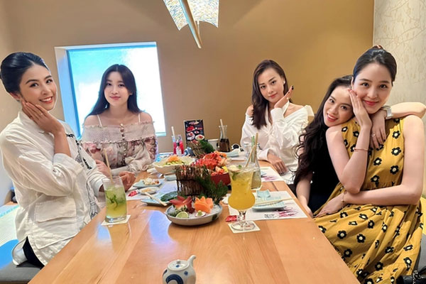 Hoa hậu Đỗ Mỹ Linh lần đầu lộ diện cùng chồng Chủ tịch, nhan sắc sau sinh gây chú ý-3