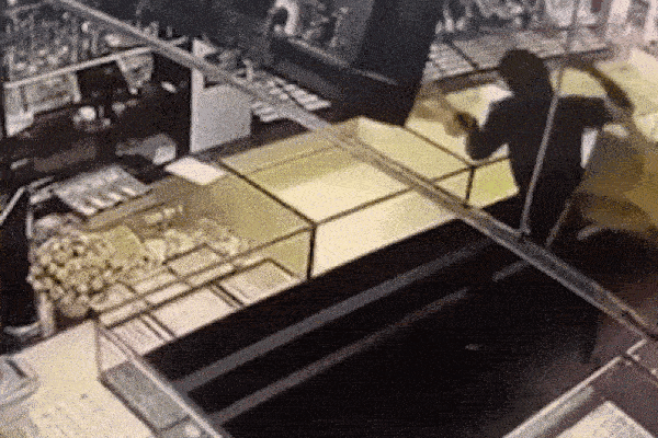 Hai kẻ mang vật giống súng cướp tiệm vàng ở Khánh Hòa-2