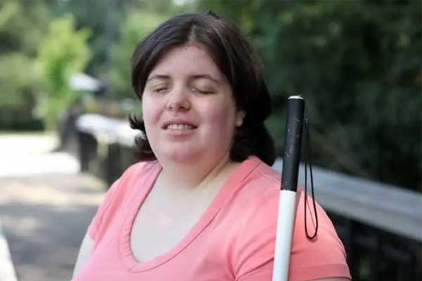 Mơ ước bị mù, cô gái đổ nước thông cống vào mắt khiến bác sỹ bất lực-1