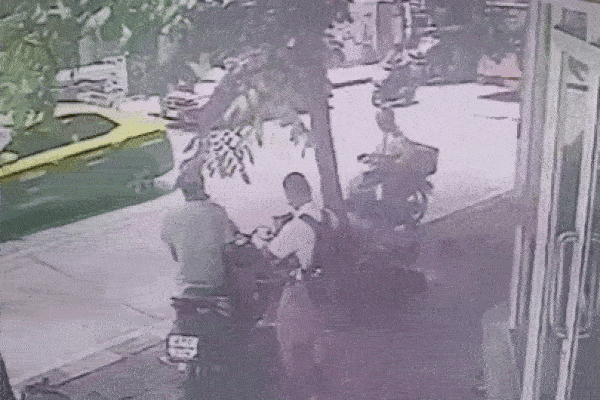 Tài xế xe buýt 29B-058.73 chèn ép người đi đường, hành xử côn đồ trên phố Hà Nội-1
