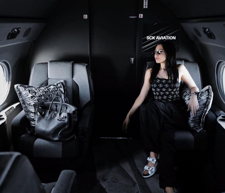 Chuyên cơ độc nhất được mệnh danh Lamborghini trên trời của nữ triệu phú: Nội thất tối giản, đổi màu sơn cũng tốn 12 tỷ-9