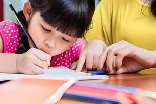 Mẹ đau đầu vì hành động của con học lớp 1, hội phụ huynh lại khen: Rất sáng tạo, đừng ngăn cấm-4