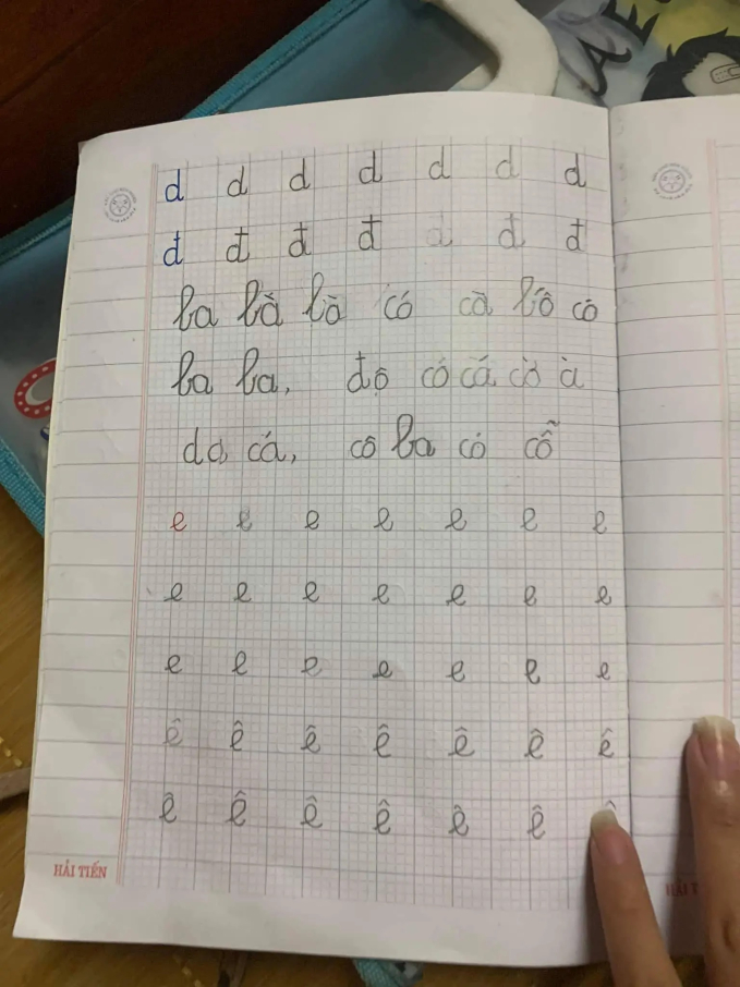 Học sinh lớp 1 rèn chữ tới 23h đêm: Trẻ vừa học vừa ngáp, mẹ xịt nước vào mặt cho tỉnh ngủ để vật lộn cùng con-1