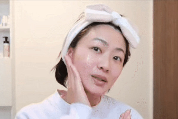 Giải quyết tình trạng da lão hóa, chảy xệ với bước massage 3 phút mỗi tối