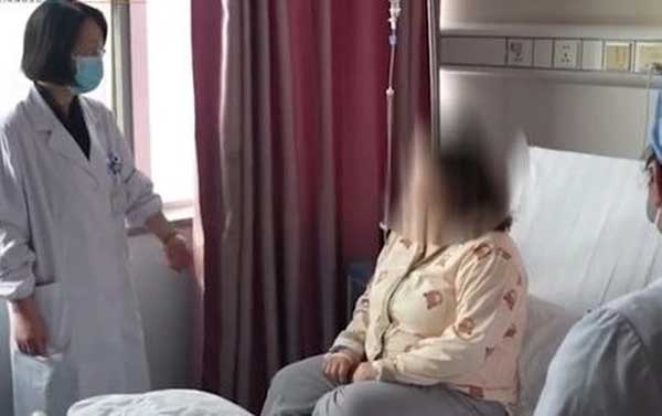 Người phụ nữ đau bụng đi khám, bất ngờ đẻ con trong nhà vệ sinh bệnh viện mới biết mình có thai-2