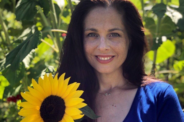 Vườn rau quả tươi tốt bố trồng để trang bị kỹ năng sống cho con gái nhỏ-13