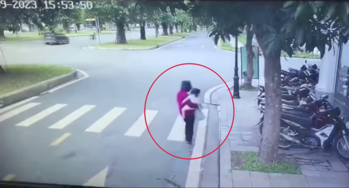 Vụ bắt cóc trẻ em ở Hà Nội: Xôn xao khoảnh khắc nữ giúp việc bế cháu bé lên xe máy chở đi để đòi tiền chuộc 1,5 tỉ đồng-2