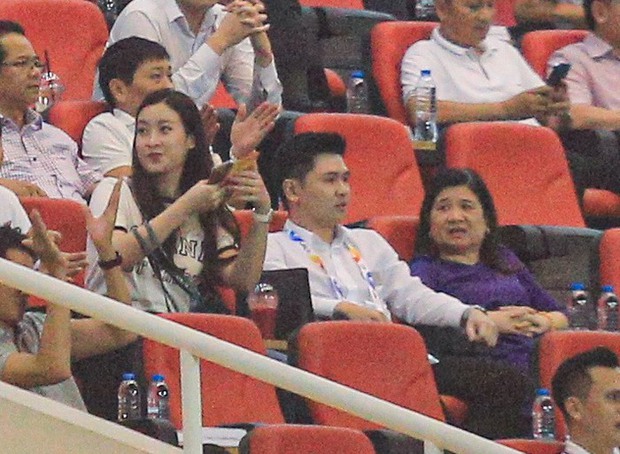 Hoa hậu Đỗ Mỹ Linh lần đầu lộ diện cùng chồng Chủ tịch, nhan sắc sau sinh gây chú ý-1