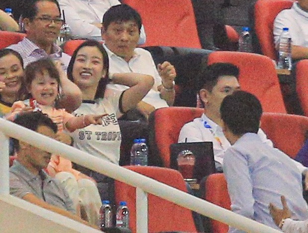 Hoa hậu Đỗ Mỹ Linh lần đầu lộ diện cùng chồng Chủ tịch, nhan sắc sau sinh gây chú ý-2